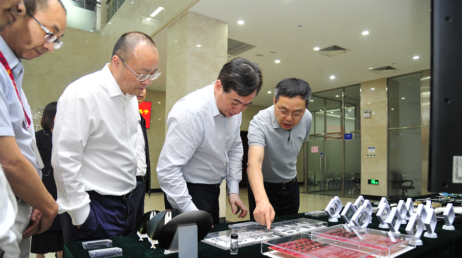 杭州市委副書記、市長劉忻蒞臨士蘭微電子調研集成電路制造發(fā)展情況